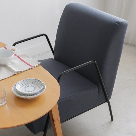 밀란 패브릭 메탈 암체어 (군청색) 군청색